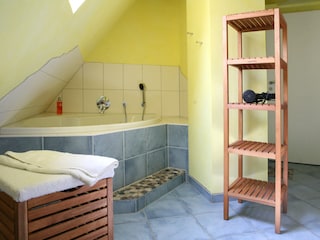 die Eckwanne im oberen Bad