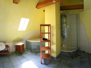 Dusche und Wanne im oberen Bad