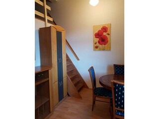 Aufenthaltsraum mit Zugang zur Schlafebene