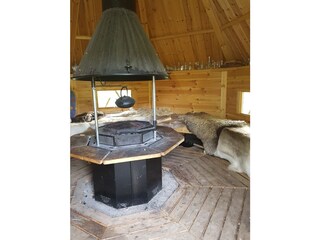 Blick in die Grillhütte im Garten