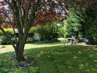 Sonniger Sitzplatz im Garten am Wäldchen