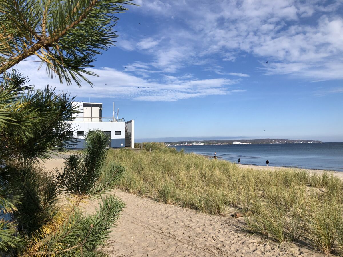 Breiter Sandstrand vor der Haustür. Blick nach Sassnitz