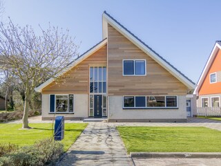 Vorderseite des Hauses mit Garten