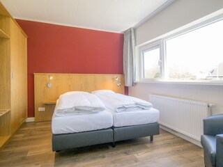 1. Schlafzimmer mit Doppelbett im Erdgeschoss