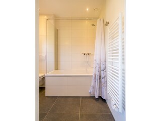 2. Badezimmer im Schlafzimmer 2 Erdgeschoss