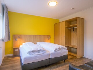 2. Schlafzimmer mit Doppelbett im Erdgeschoss