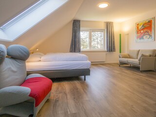 4. Schlafzimmer mit Doppelbett im Obergeschoss