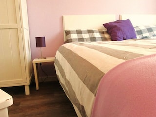 Schlafzimmer mit Doppelbett