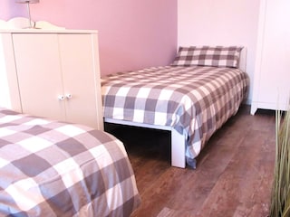 Schlafzimmer mit zwei Einzelbetten