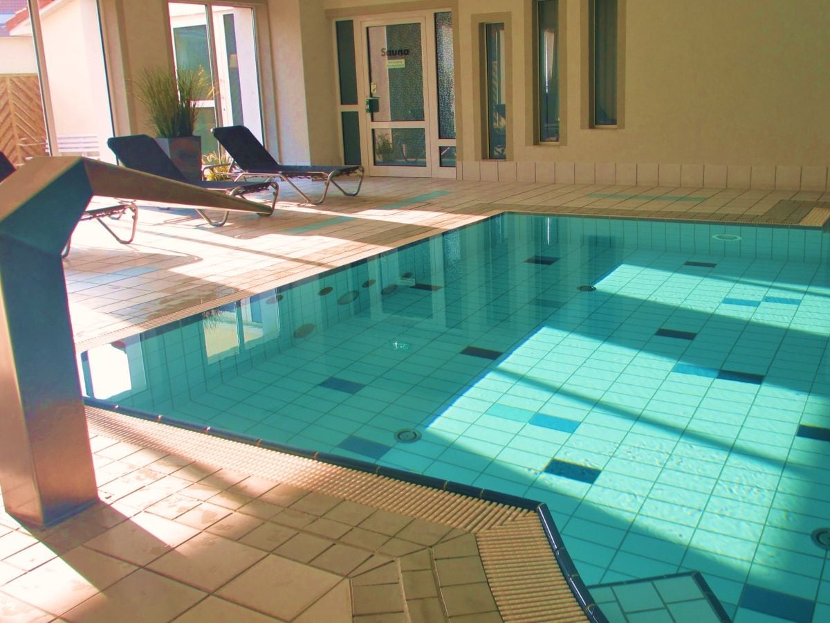 Schwimmbad mit Eingang zur Sauna