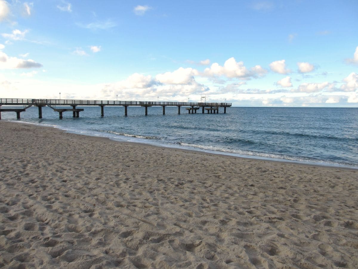 Strand mit Seebrücke