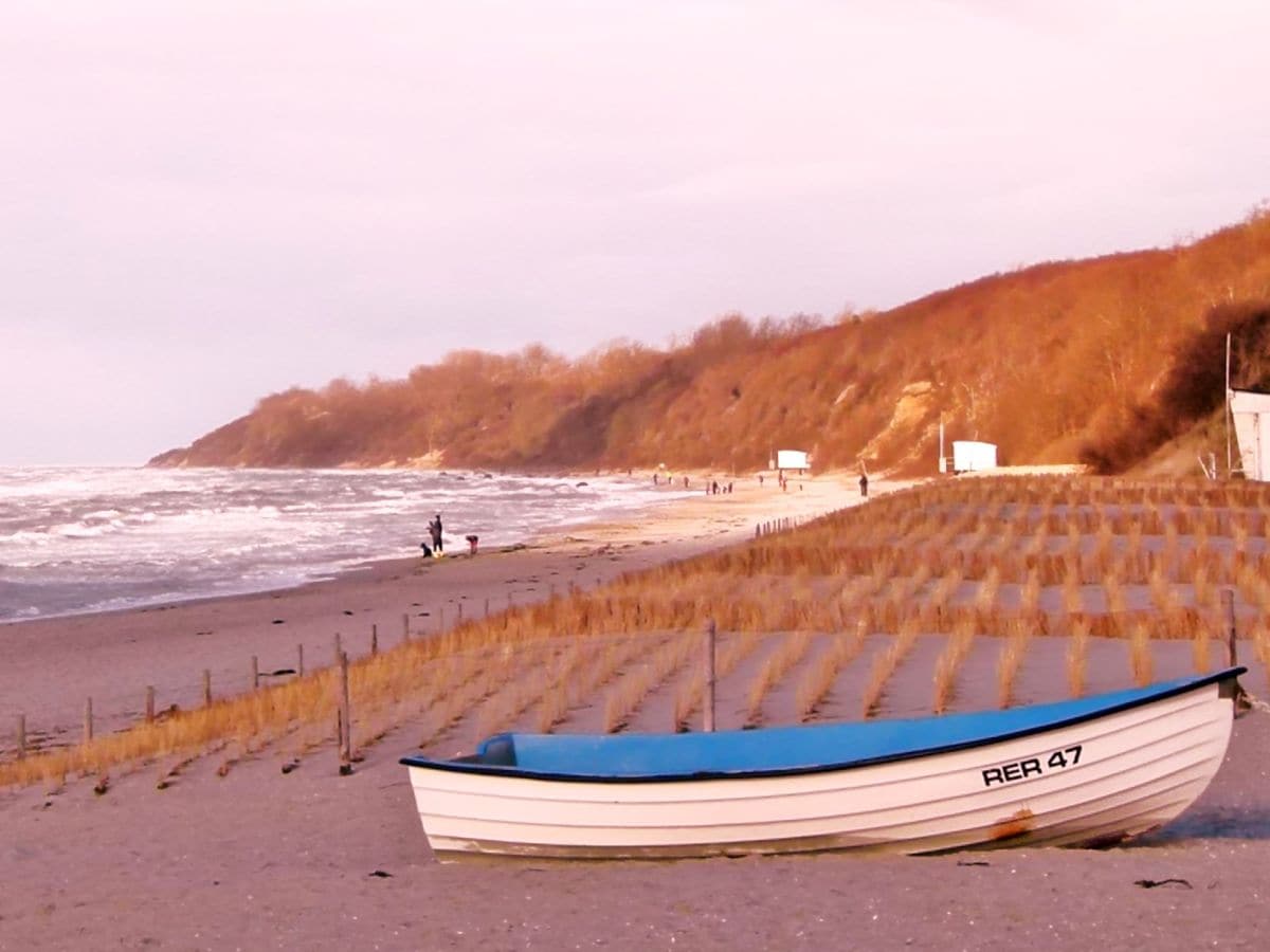 Strand mit Dünen und Boot