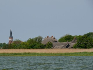 die Kirche von Wustrow vom Bodden aus