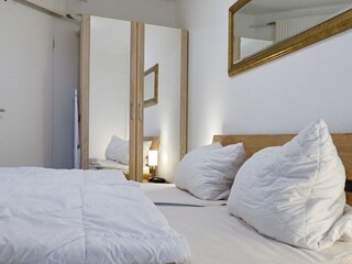 Schlafzimmer mit Doppelbett
