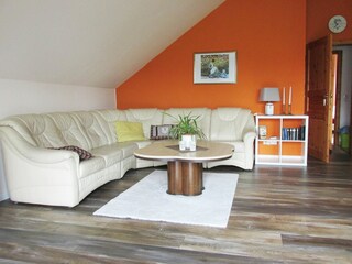 großes Sofa im Wohnzimmer