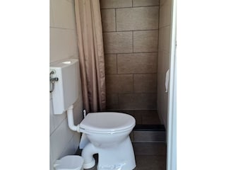 Toilette mit Dusche