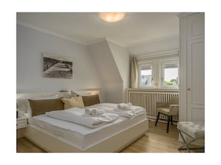 Schlafzimmer1 mit großem Bett.