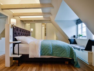 Schlafzimmer mit begehbarem Kleiderschrank