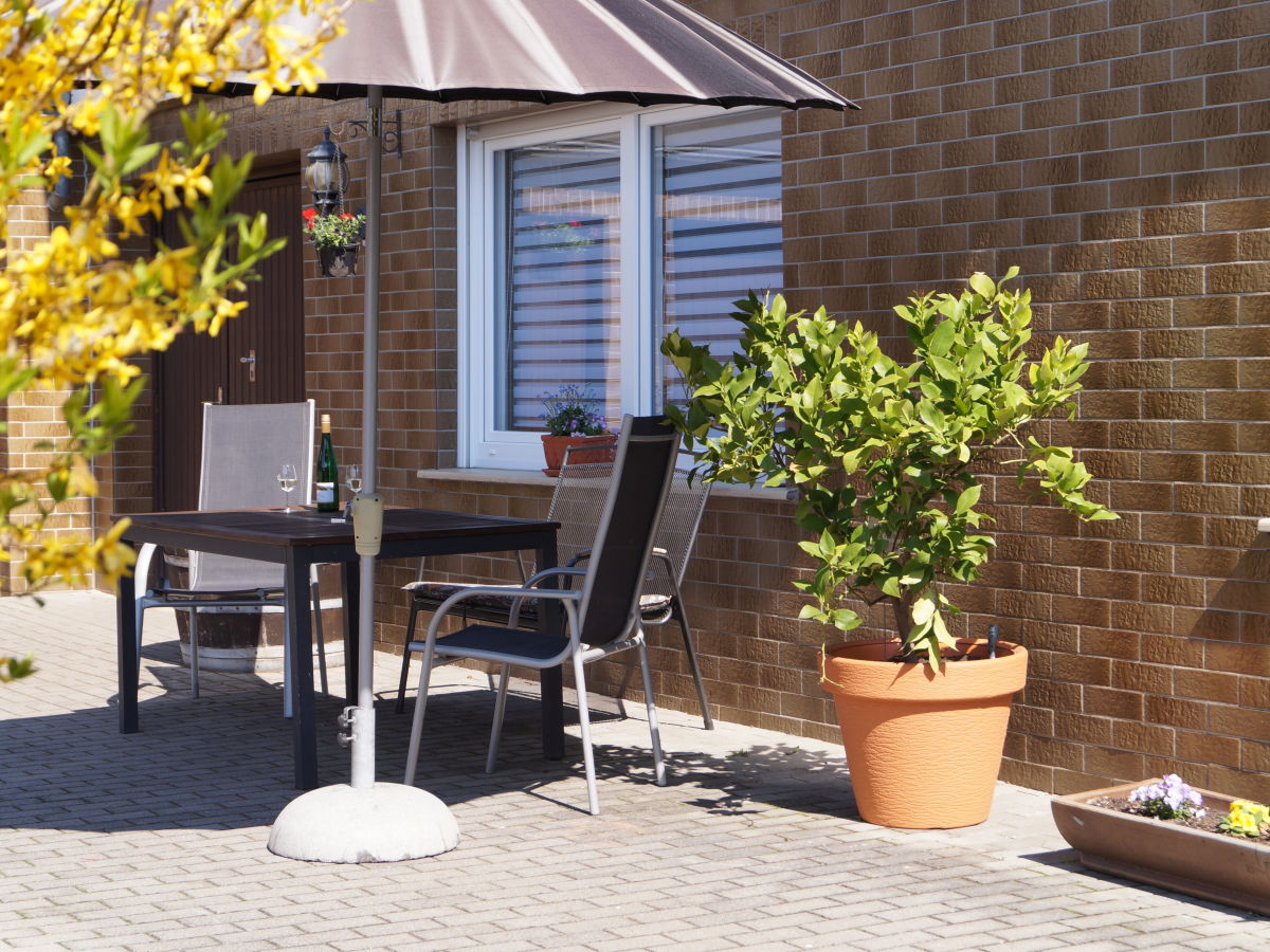 sonniger Sitzplatz mit Blick auf die Mosel