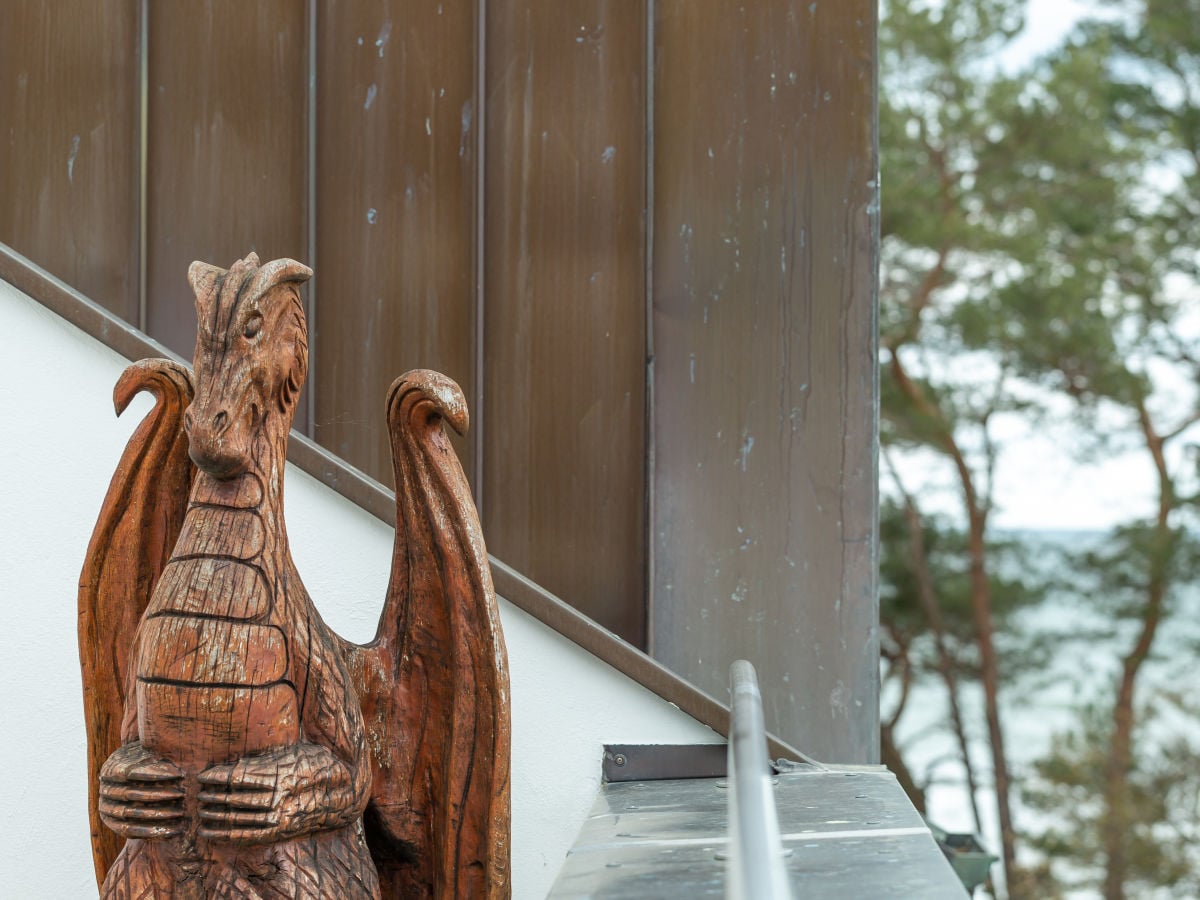 Terrasse mit Holzskulptur und Meerblick