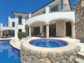 View onto the pool area with jacuzzi