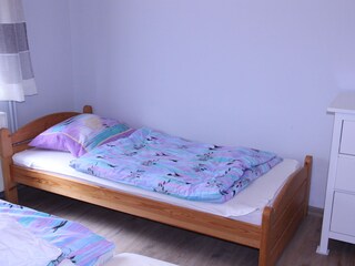 Das dritte Bett im 3-Bett Zimmer + Kommode