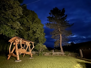 Naturholz Schaukel im Garten