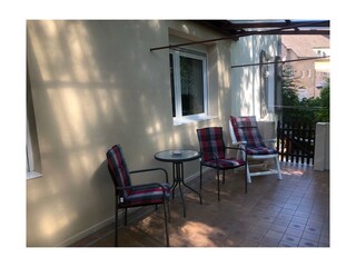 Idyllische Terasse am Bach