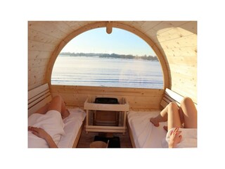 Sauna mit Blick auf Schneelandschaft