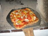 Selbstgemachte Pizza aus dem Holzbackofen