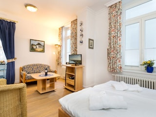 Wohnbereich mit Flat-TV