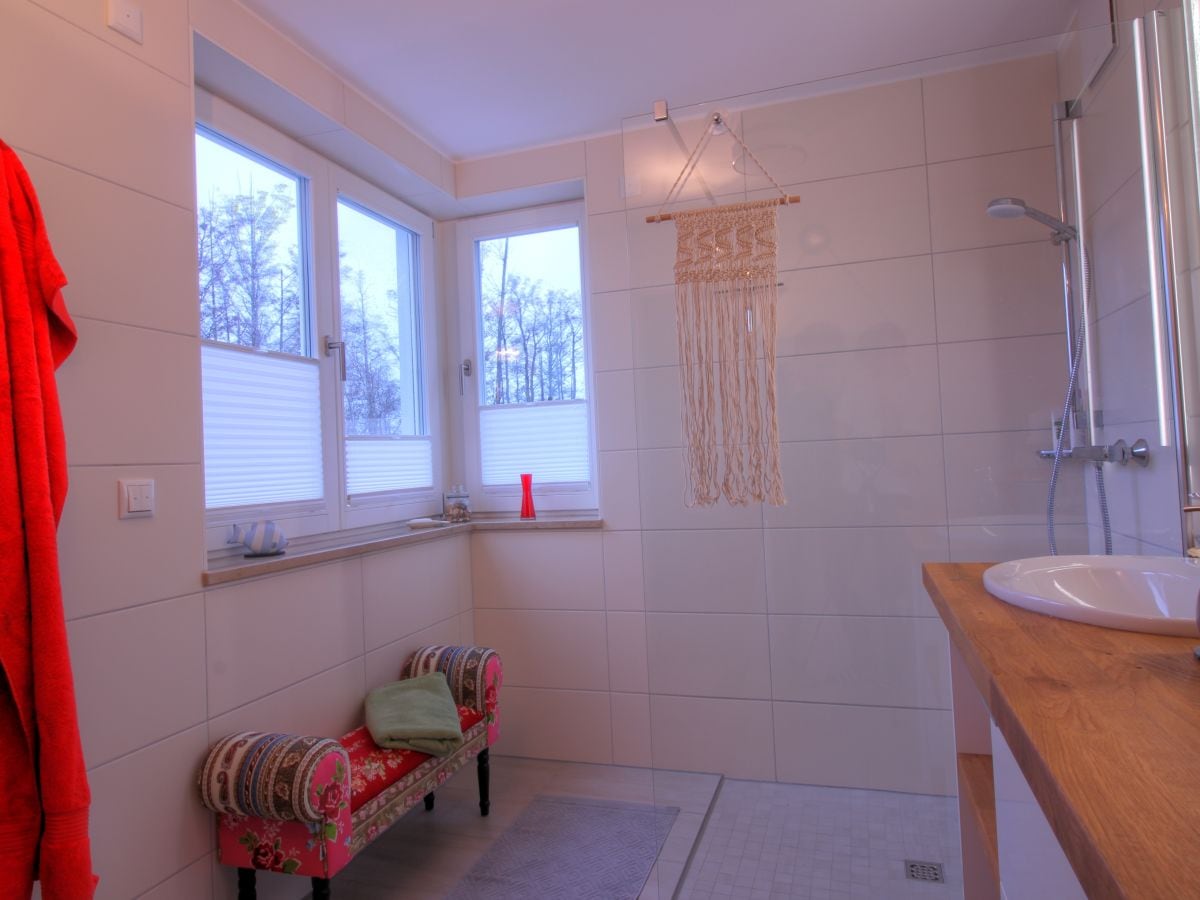 Das Badezimmer im OG mit bodengleicher Dusche