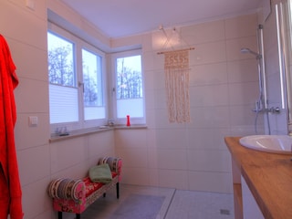 Das Badezimmer im OG mit bodengleicher Dusche