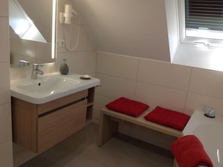 Das Badezimmer im DG hat eine Badewanne