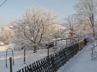 Ferienhaus Garten im Winter
