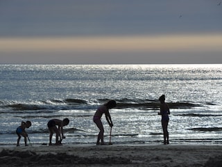 Kinder spielen am Strand