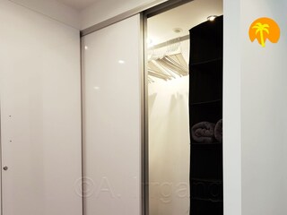 Hinter d. Tür Waschmaschine + der große Kleiderschrank