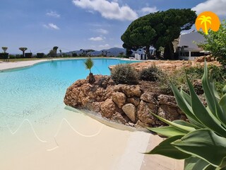 Der lagunenartige Einstieg des Pools