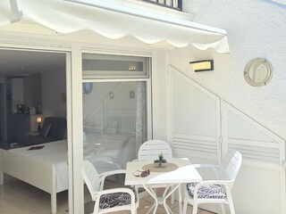 Markise, 2 Sonnenliegen, großer Terrassenschrank