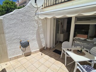 15m2 Südterrasse mit 3 Stühlen, 2 Liegen (Terr.Schrank)