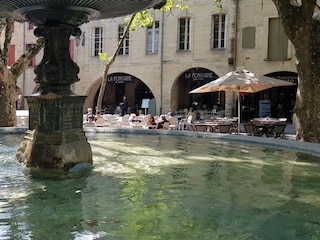 Immer ein Vergnügen - der Place aux Herbes in Uzès