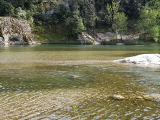 Der nahegelegene Fluss m. Badebecken & Sprungfelsen