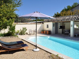 Poolbereich mit Aufenthaltsqualität