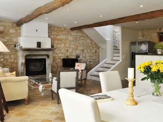 Wohnraum mit  offener Küche & Ausgang zur Terrasse