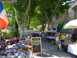 regelmäßiger Wochenmarkt im Ort mit buntem Angebot