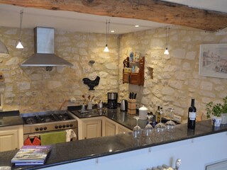 Die sehr gut ausgestattete Küche