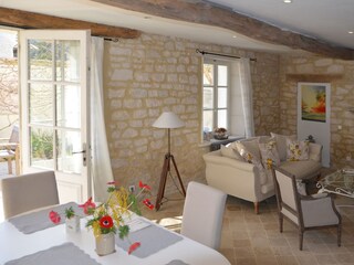 Wohnraum mit Ausgang zu Terrasse, Garten, Pool