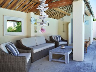 Geschützte Sitzecke zum Faulenzen am Pool