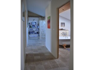 Der Flur im ersten Stock mit einem der beiden Bäder