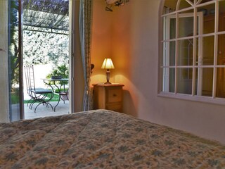 Les Oliviers - bedroom with terrace at the pool